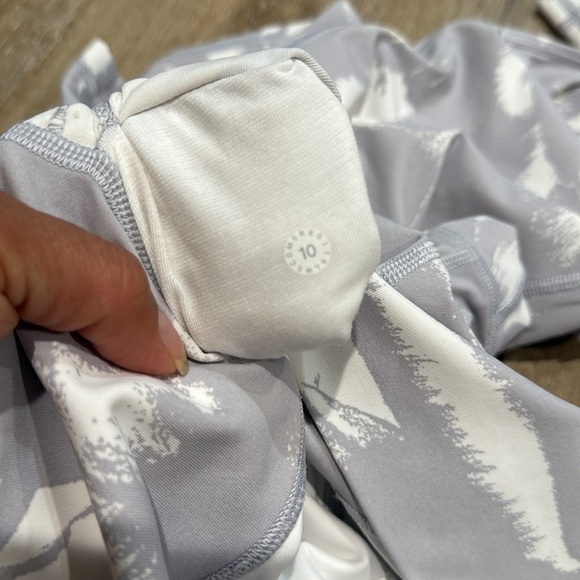 Lululemon Athletica Size 10 Gray and White High-Waisted Leggings - Picture 7 of 7